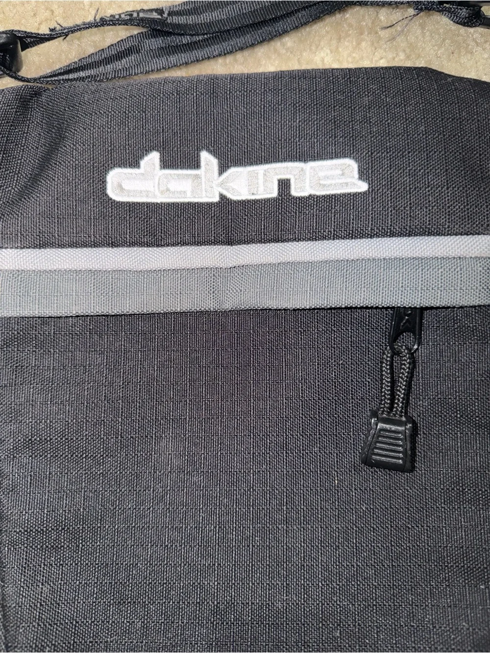 Dakine Black Gray Adjustable Crossbody Shoulder Messenger Bag Pockets Buckle